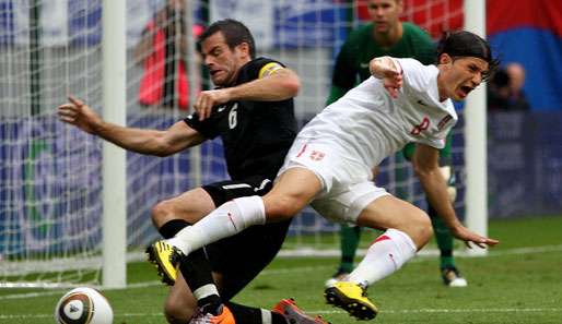 Achtungserfolg: Im Testspiel gegen Marko Pantelic (r.) und Co gewannen die Neuseeländer mit 1:0