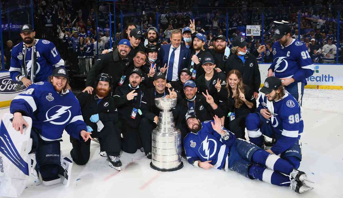 Titelverteidiger Tampa Bay Lightning hat zum dritten Mal den begehrten Stanley Cup in der NHL gewonnen.