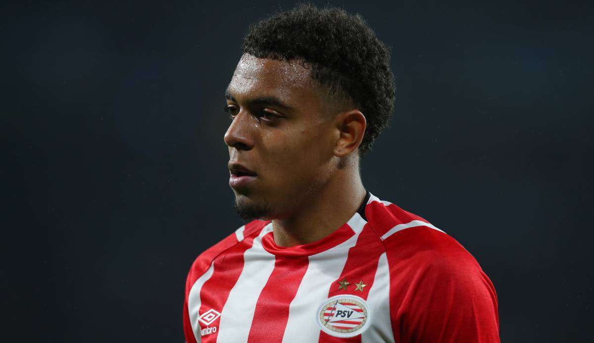 Der Transfer von Donyell Malen zum BVB wackelt offenbar.