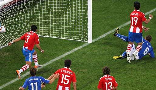Daniele de Rossi (r.) bewahrt Italien vor einer Blamage