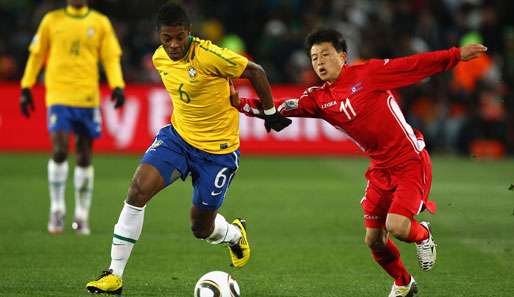 Michel Bastos (l.) und Brasilien hatten mit Nordkorea mehr Mühe als erwartet