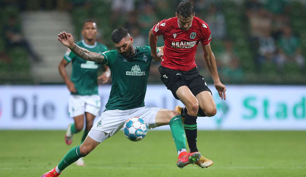 Umkämpftes Spiel: Werder Bremen ist mit einem 1:1 gegen Hannover 96 in die Zweitliga-Saison gestartet.