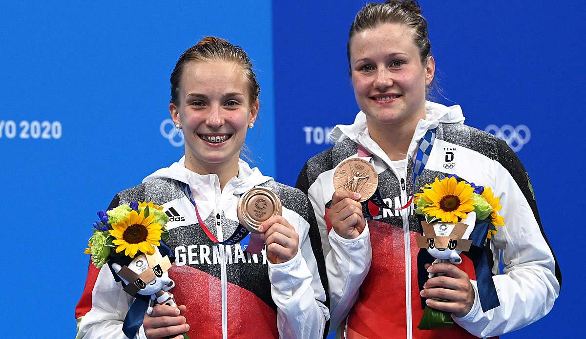Lena Hentschel und Tina Punzel präsentieren ihre Bronze-Medaillen im Synchronspringen.