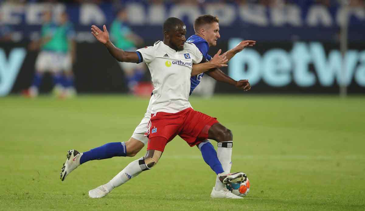 Die Polizei Gelsenkirchen hat nach den Vorwürfen, wonach der Hamburger Zweitliga-Profi David Kinsombi (25) am Freitag beim 3:1-Sieg bei Schalke 04 durch Affenlaute rassistisch beleidigt worden sein soll, Ermittlungen aufgenommen.