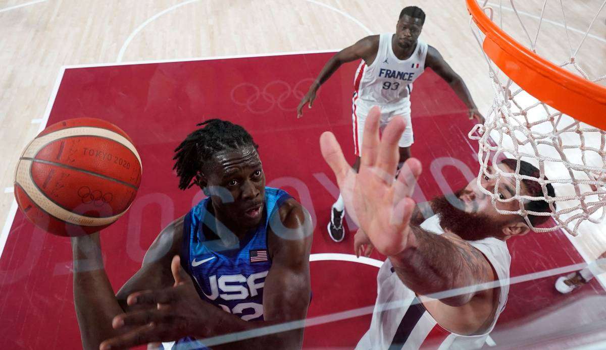 Team USA (l.: Jrue Holiday) startete mit einer Niederlage gegen Frankreich in die Olympischen Spiele.