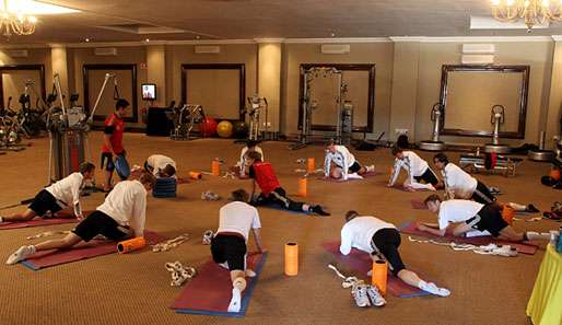 Entspannte Yoga-Einheit statt Panik-Stimmung: Das DFB-Team nach der Serbien-Pleite