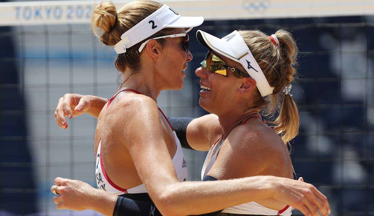 Die US-Beachvolleyballerinnen Alix Klineman und April Ross haben bei den Olympischen Spielen in Tokio die Goldmedaille gewonnen.