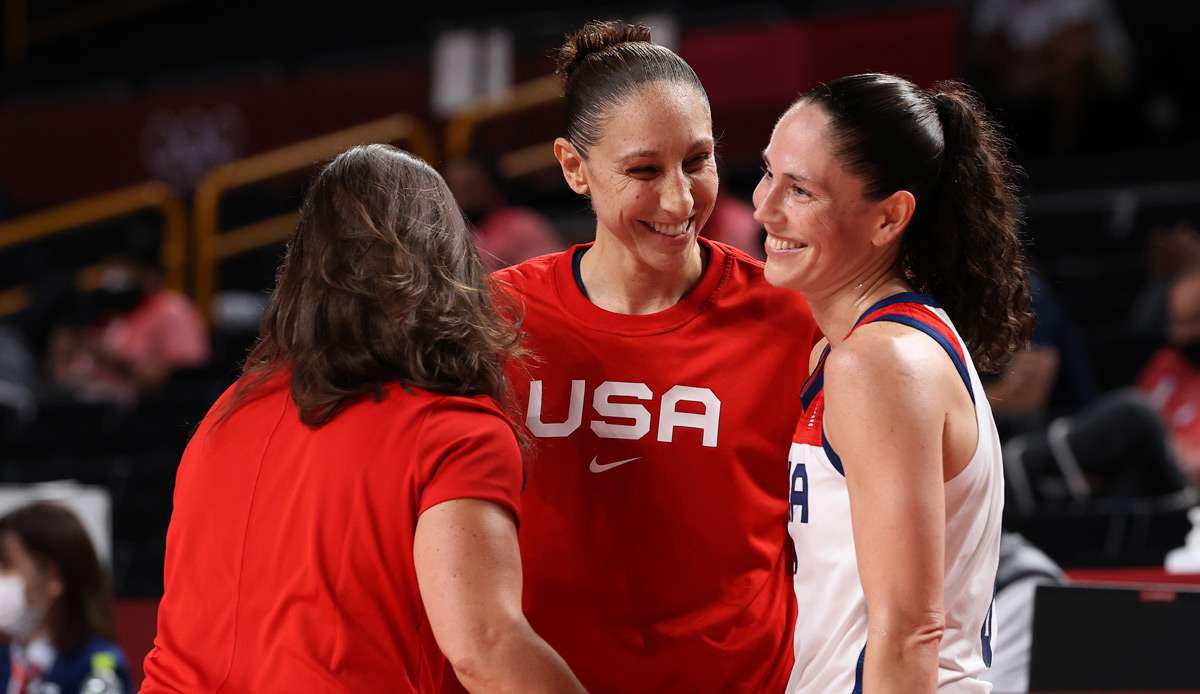 Sue Bird (r.) und Diana Taurasi (M.) haben mit ihrem fünften Basketball-Gold Olympia-Geschichte geschrieben.