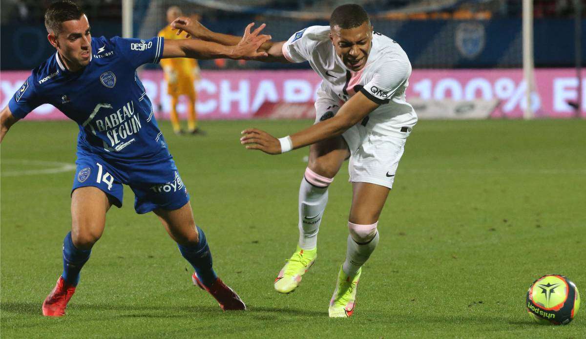 Kylian Mbappe (r.) ist heute für PSG in der Ligue 1 gegen Straßburg im Einsatz.