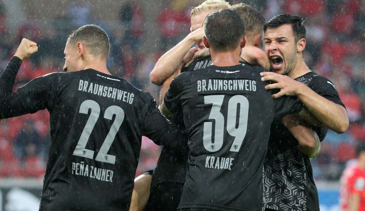 Eintracht Braunschweig hat beim Halleschen FC den ersten Saisonsieg in Liga 3 eingefahren.