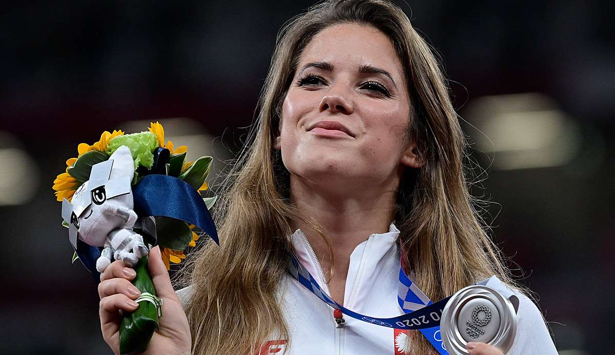 Maria Andrejczyk hat ihre Olympia-Silbermedaille versteigert.