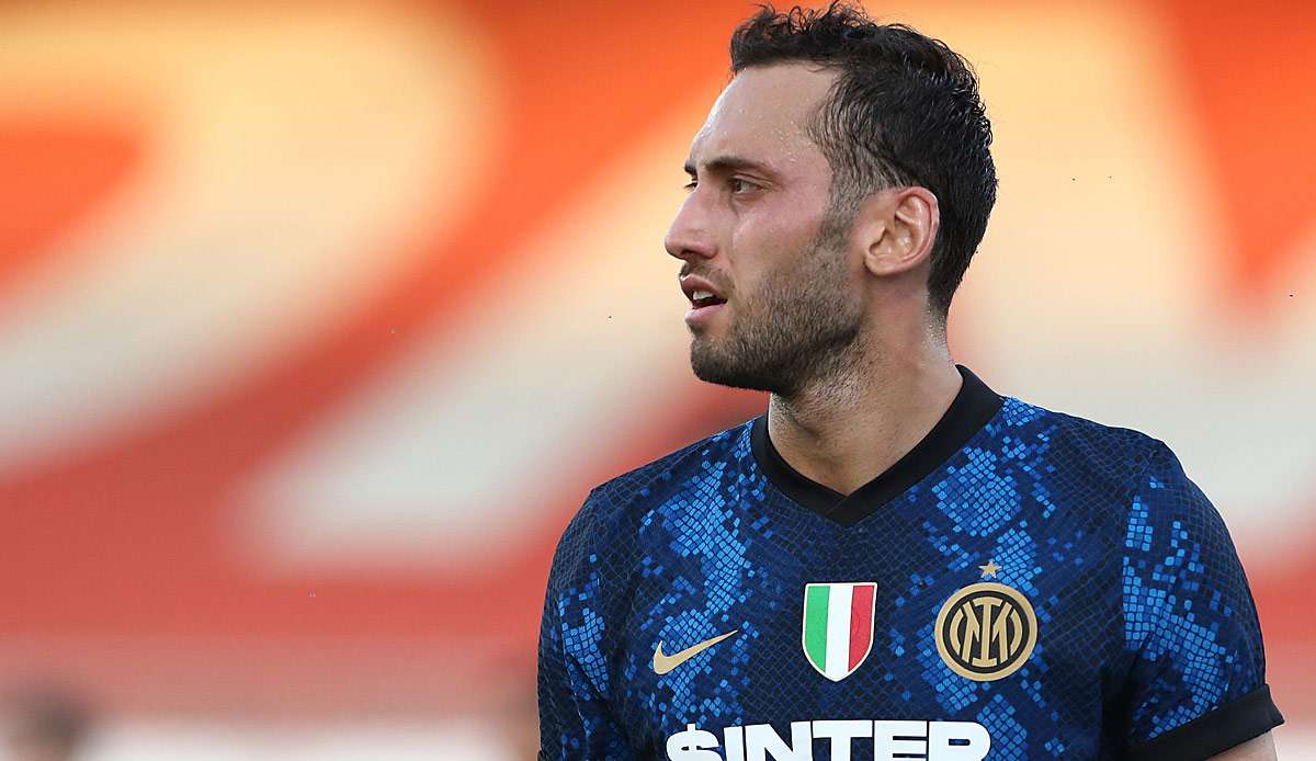 Hakan Calhanoglu hat nach seinem Klubwechsel in Mailand einen spektakulären Einstand gefeiert und Meister Inter zum perfekten Start in die neue Serie-A-Saison geführt.