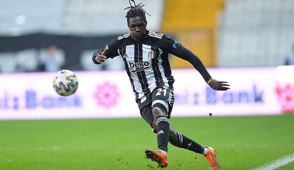 Besiktas-Profi Fabrice N'Sakala ist beim Spiel der Adler gegen Gaziantep (0:0) zusammengebrochen. Der Klub gab am späten Samstagabend allerdings eine erste Entwarnung.