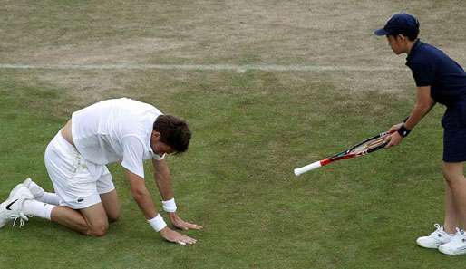 Der Franzose Nicolas Mahut sinkt erschöpft zu Boden