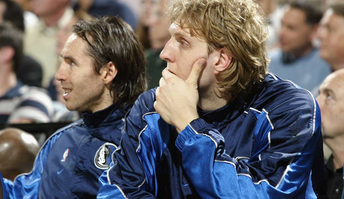 Dirk Nowitzki (r.) und Steve Nash spielten von 1998 bis 2004 gemeinsam für die Dallas Mavericks.