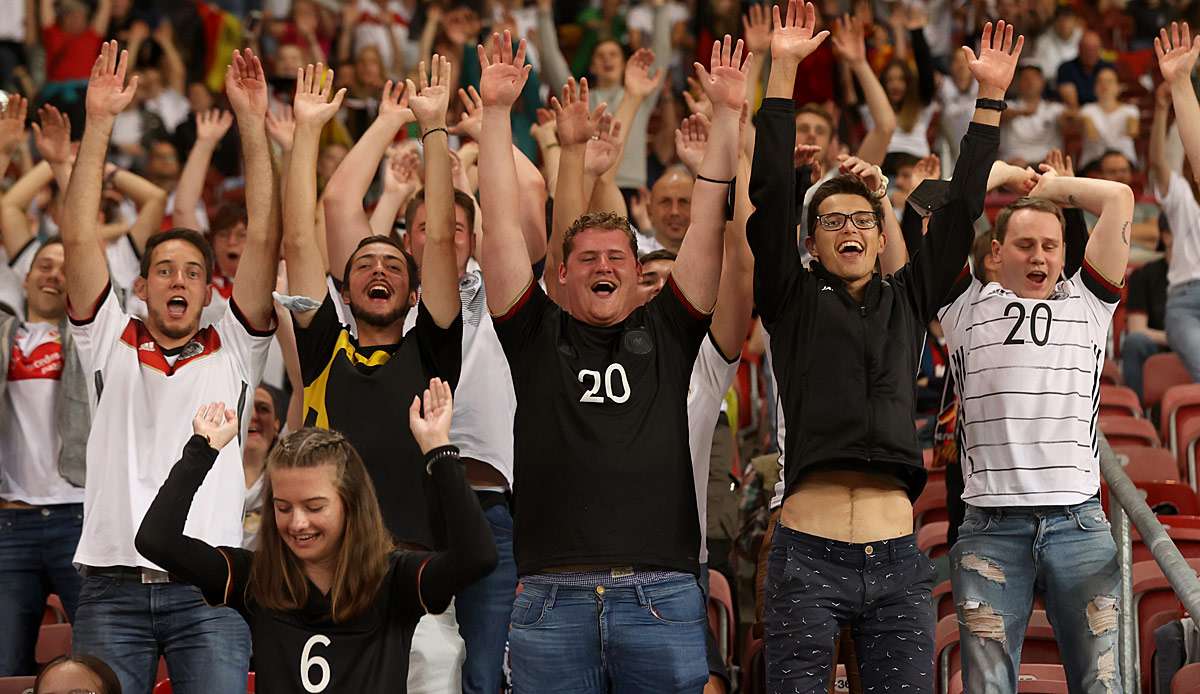 Die DFB-Fans campieren während der WM in Dubai.