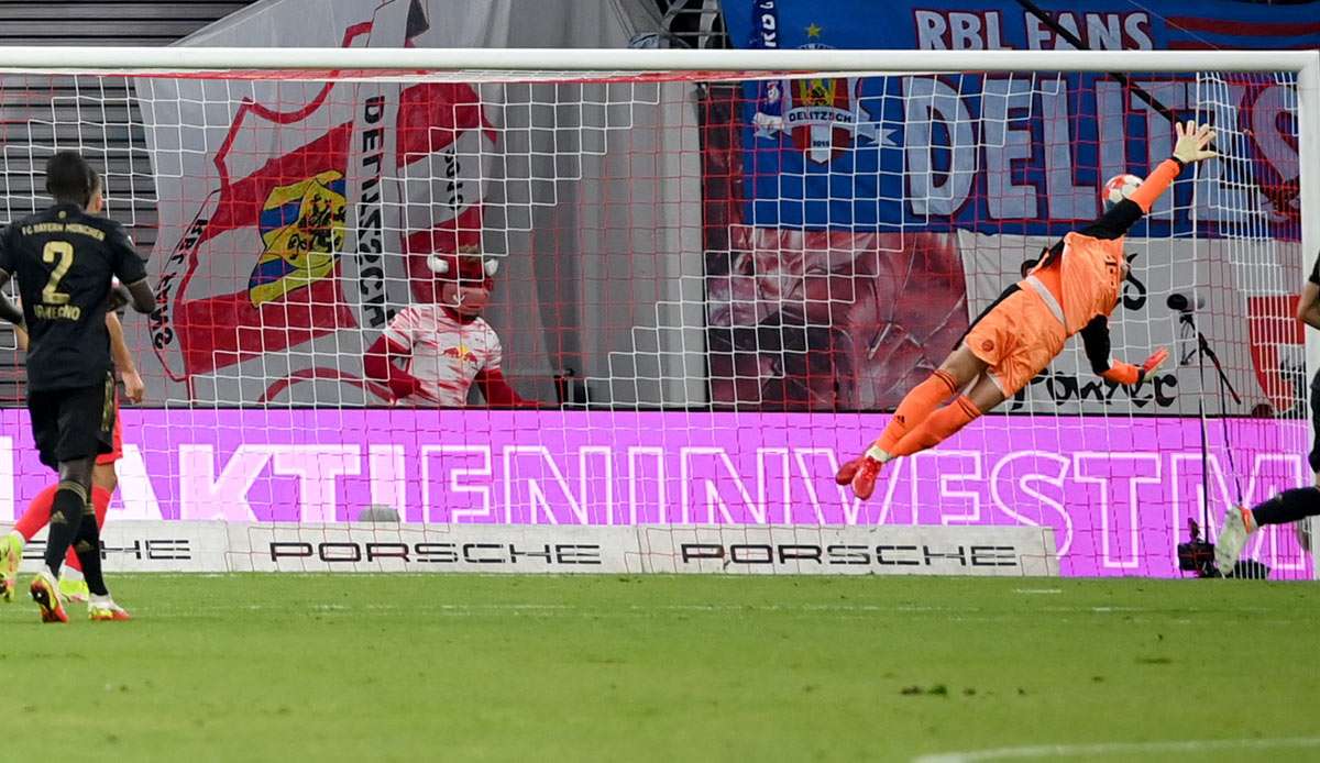 Manuel Neuer ist bei Laimers Distanzschuss machtlos.