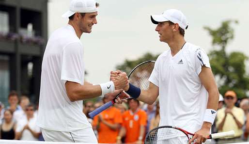 Zum Lächeln reichte die Kraft gerade noch: John Isner (l.) gratuliert Thiemo De Bakker