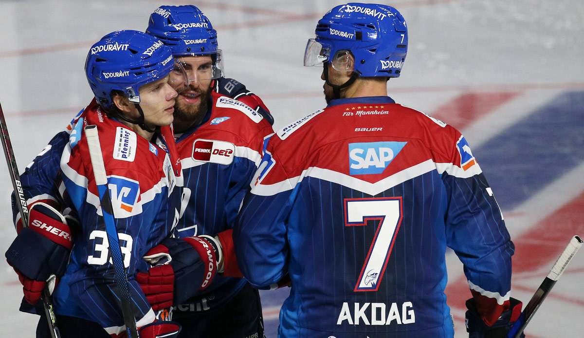 Die Adler Mannheim haben mit Mühe die Straubing Tigers besiegt.