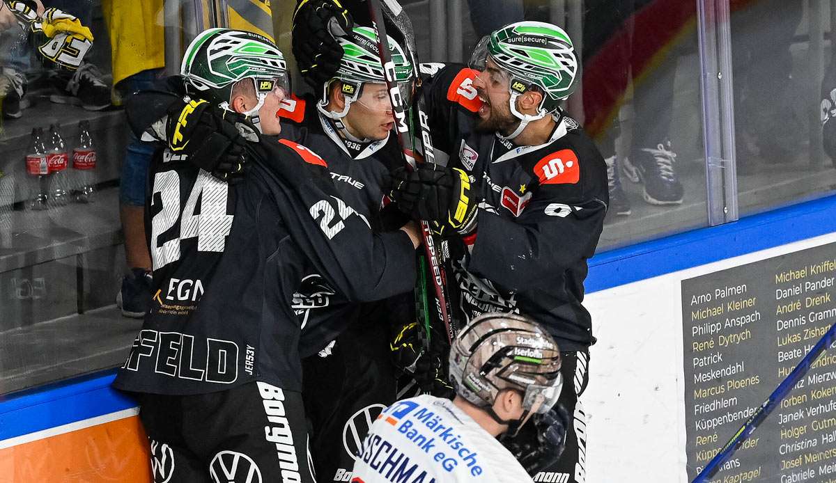 Die Krefeld Pinguine feiern einen Sieg über Iserlohn an einem für den Klub turbulenten Tag.