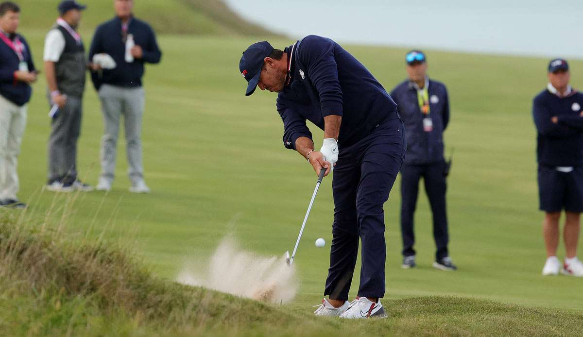 Brooks Koepka von Team USA schlägt einen Ball aus dem Bunker.