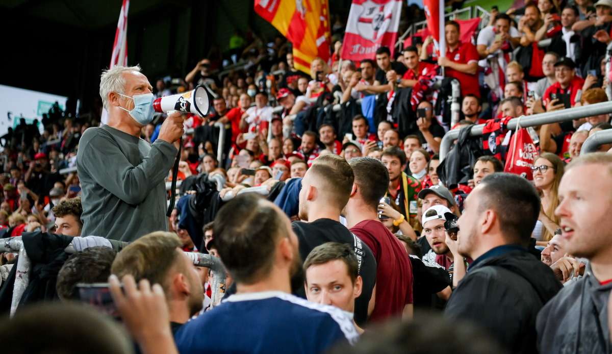 Christian Streich mit den Fans des SC Freiburg.