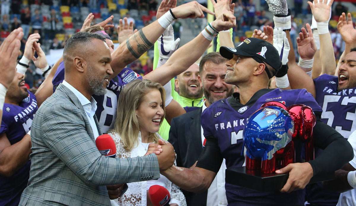 EFL-Commissioner Patrick Esume (l.) gratuliert Frankfurts Quarterback Jakeb Sullivan, der als MVP ausgezeichnet wurde.