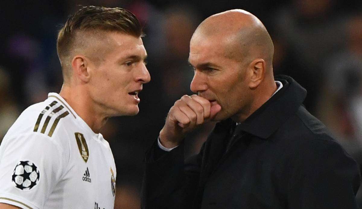 Toni Kroos mit seinem ehemaligen Coach Zinedine Zidane