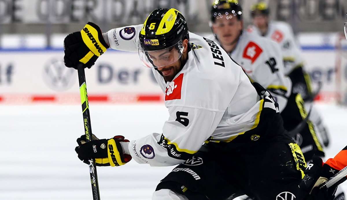 Stürmer Lucas Lessio von den Krefeld Pinguinen aus der Deutschen Eishockey Liga (DEL) ist am Mittwochabend bei einem tätlichen Angriff leicht verletzt worden.