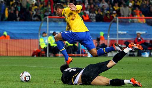 Gleich ist er drin: Brasiliens Luis Fabiano (oben) auf dem Weg zum vorentscheidenden 2:0