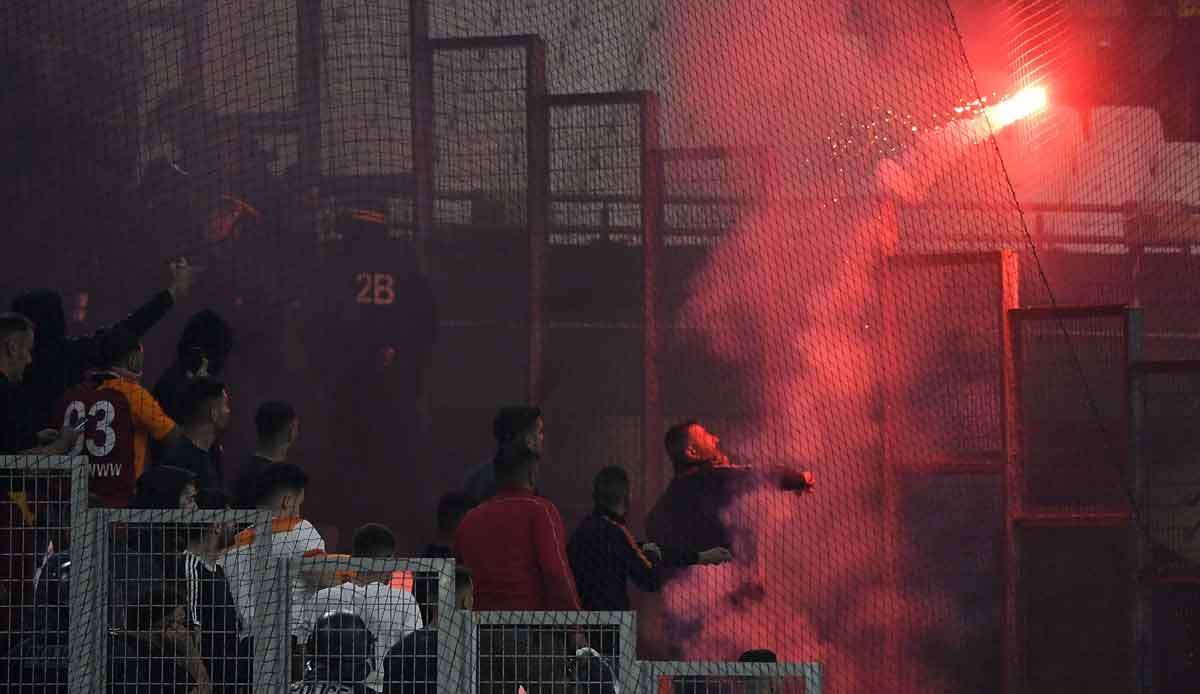 Frankreichs Fußball produziert abseits des Platzes weiter Negativschlagzeilen. Beim Europa-League-Spiel zwischen Olympique Marseille und dem türkischen Rekordmeister Galatasaray Istanbul (0:0) wurden am Donnerstagabend drei Polizisten verletzt.