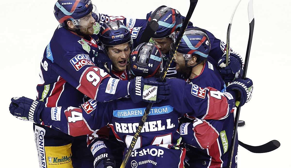 Titelverteidiger Eisbären Berlin hat in der Deutschen Eishockey Liga (DEL) den erlösenden ersten Heimsieg gefeiert (Archivbild).