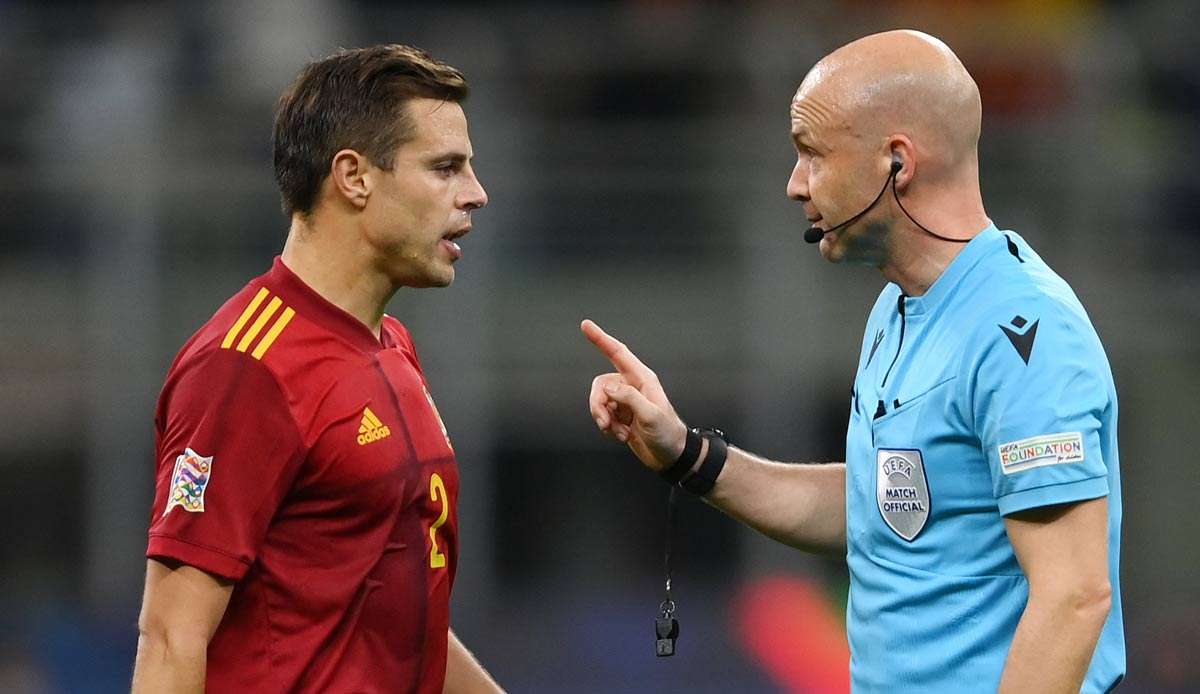 Anthony Taylor speaks with Cesar Azpilicueta.