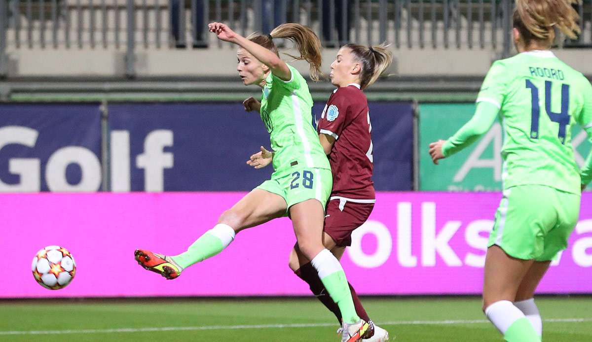 Tabea Waßmuth trifft zum 2:0 für die Wolfsburgerinnen gegen Servette Genf.