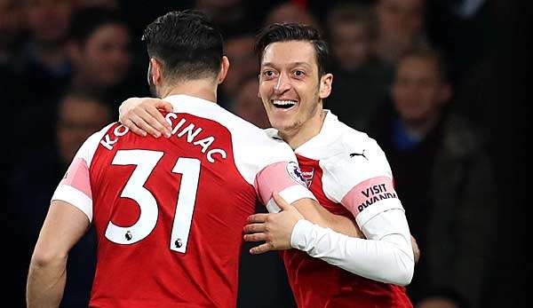 Sead Kolasinac (l.) und Mesut Özil spielten gemeinsam beim FC Arsenal.