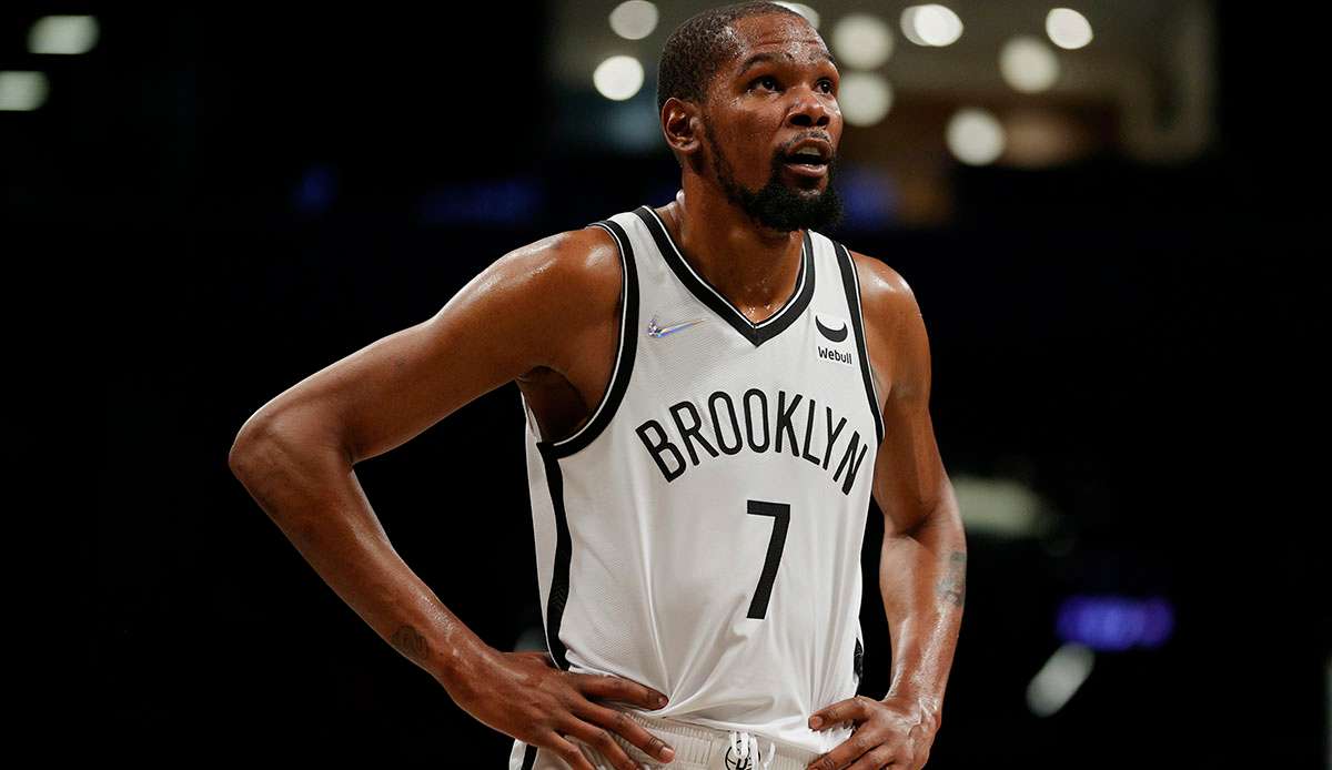 Kevin Durant wird die neue Saison ohne Kyrie Irving eröffnen müssen.