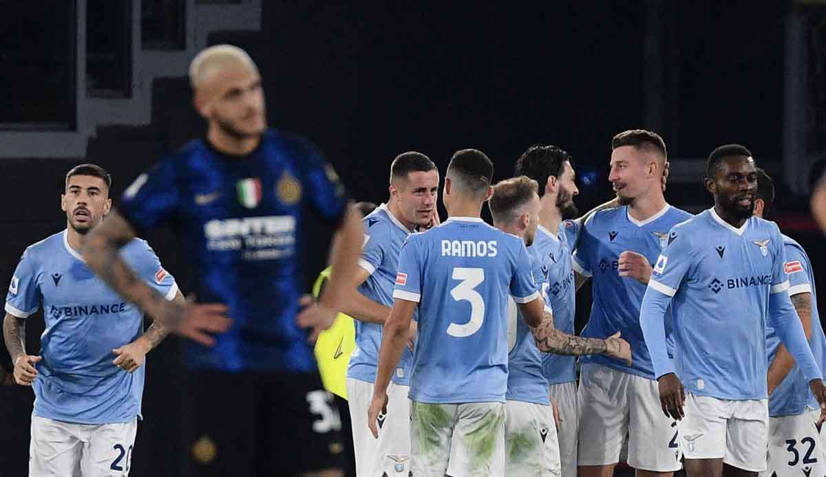 Der italienische Fußball-Meister Inter Mailand hat bei seiner angestrebten Titelverteidigung einen ersten schweren Rückschlag erlitten.