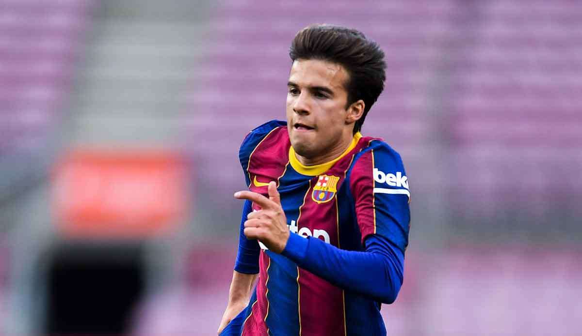 Die AS Rom mit Trainer Jose Mourinho ist angeblich an Barcelonas Riqui Puig interessiert.