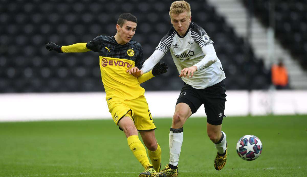 Göktan Gürpüz (l.) spielt mit Borussia Dortmund in der UEFA Youth League bei Ajax Amsterdam.