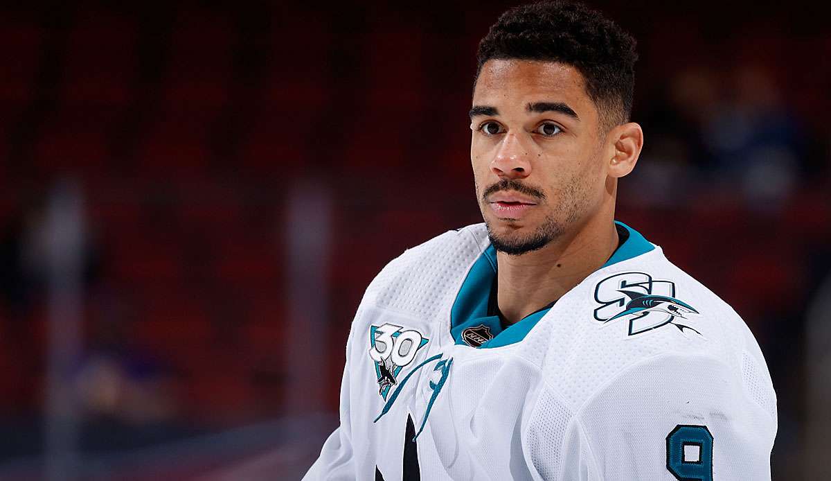 Starstürmer Evander Kane von den San Jose Sharks ist in der nordamerikanischen Eishockey-Profiliga NHL wegen eines gravierenden Verstoßes gegen die COVID-19-Regeln für 21 Spiele ohne Bezahlung gesperrt worden.