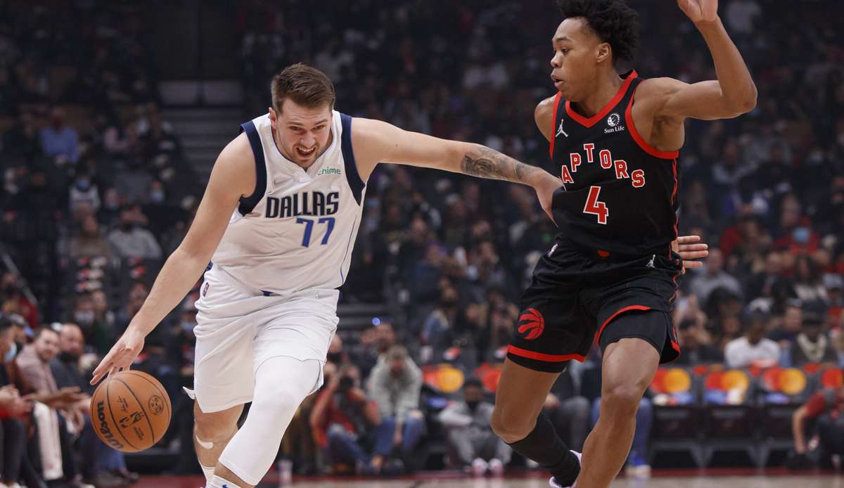 Luka Doncic und die Dallas Mavericks haben sich in Toronto den ersten Saisonsieg gesichert.