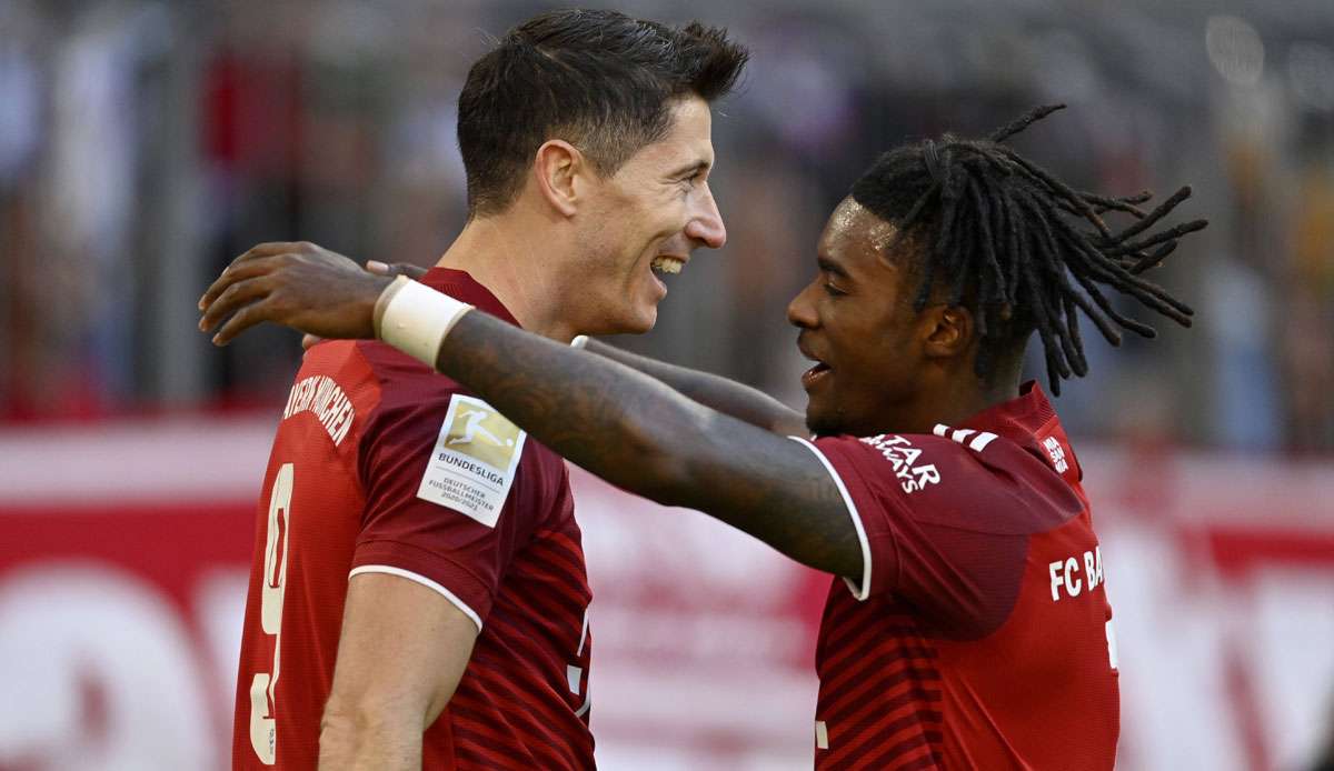 Omar Richards (r.) lieferte ein gutes Bundesliga-Startelfdebüt für den FC Bayern ab.