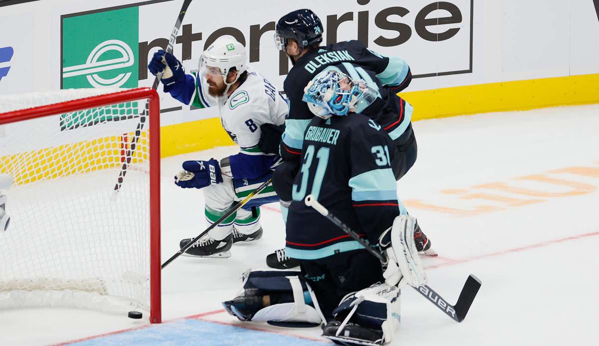 Tor für die Canucks! Philipp Grubauer im Tor von Seattle Kraken schaut verzweifelt zur Hallendecke.