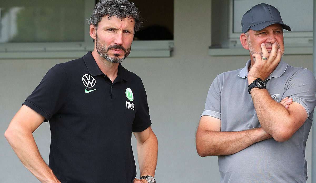 Mark van Bommel folgte beim VfL Wolfsburg auf Oliver Glasner.