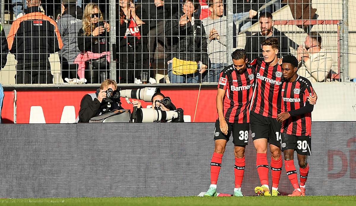 Die Leverkusener wollen die Hürde KSC locker nehmen.