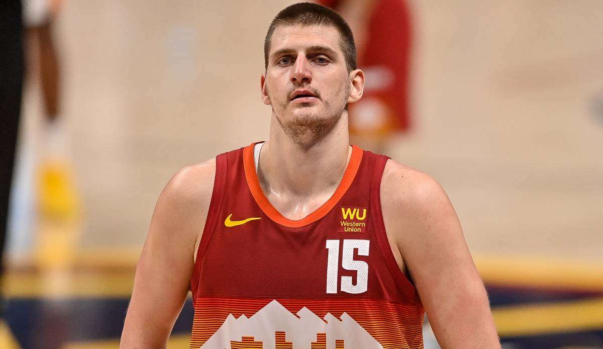 Nikola Jokic von den Denver Nuggets hat eine Knieverletzung gegen die Utah Jazz erlitten.