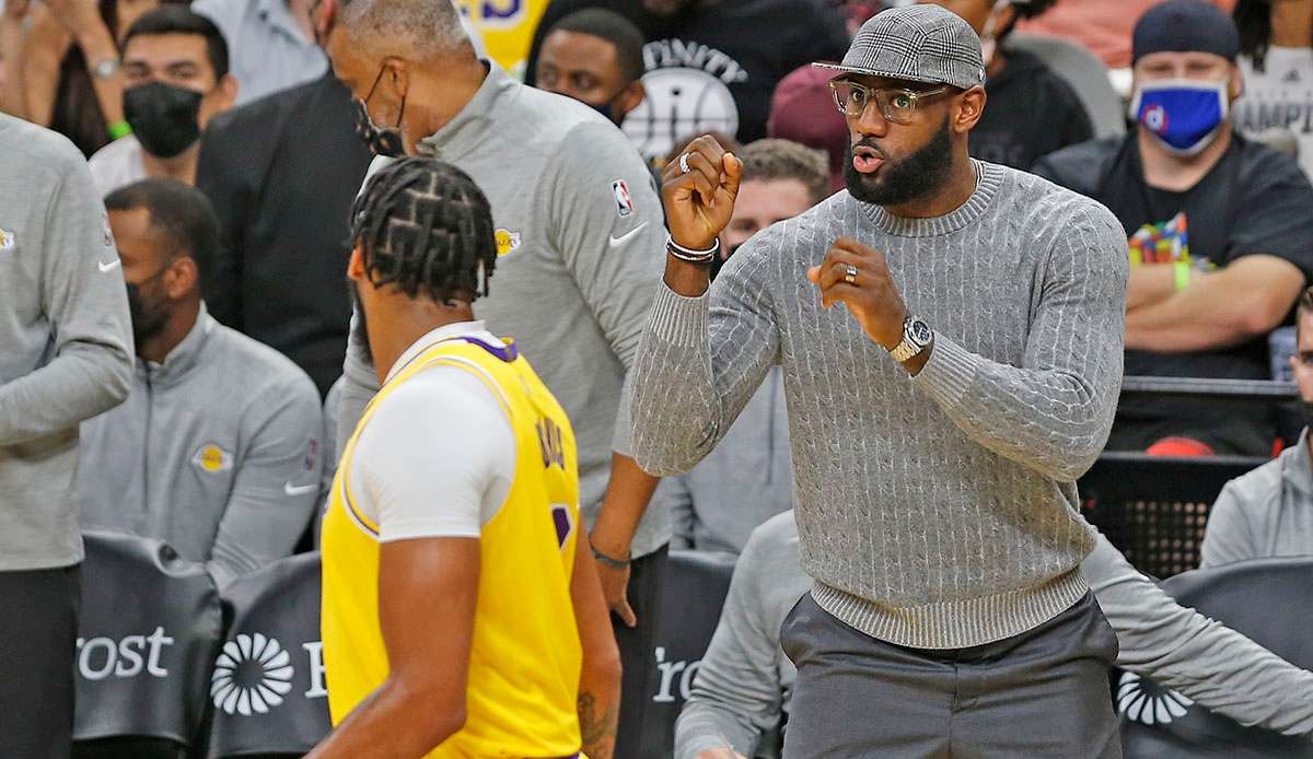 LeBron James instruierte seine Teamkollegen von der Bank aus.
