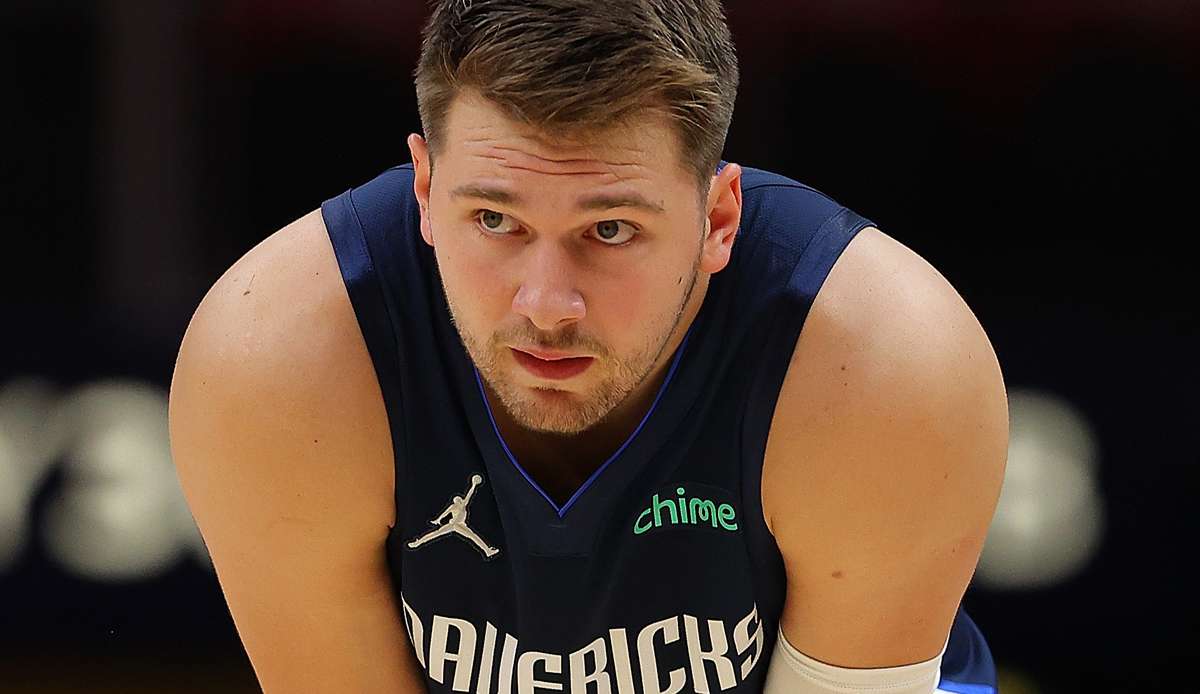 Luka Doncic und die Dallas Mavericks haben in Denver eine deftige Klatsche kassiert.