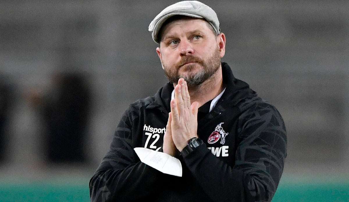 Trainer Steffen Baumgart vom 1. FC Köln mit seiner Maske am Handgelenk.