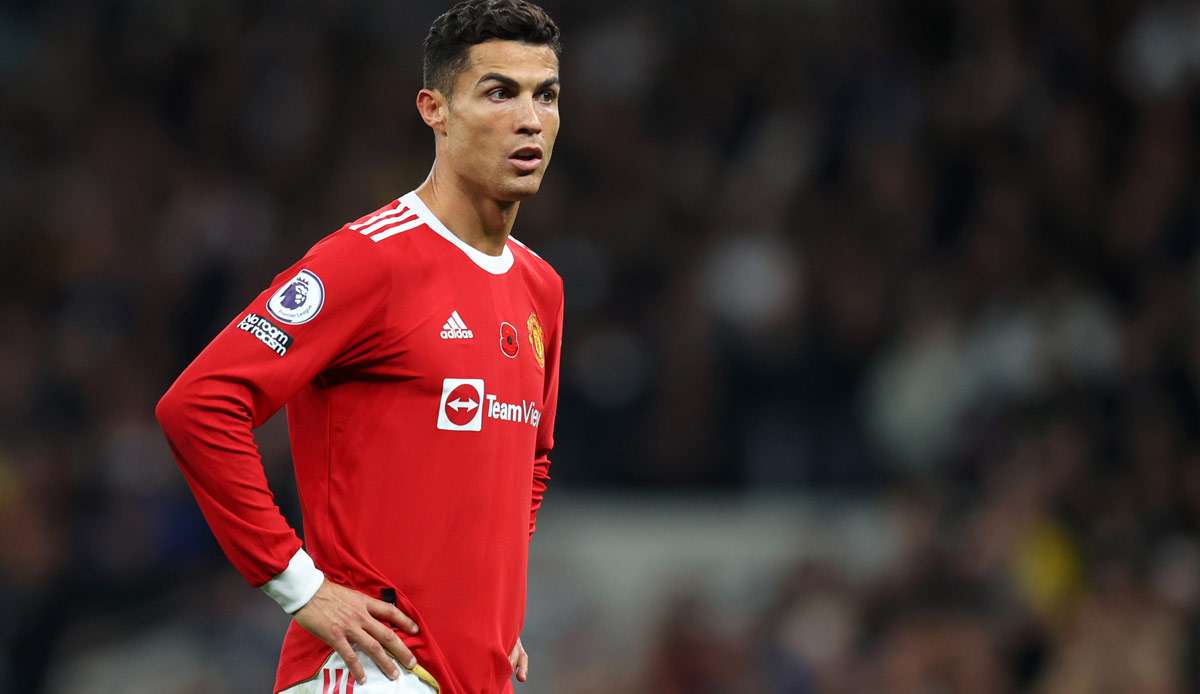 Cristiano Ronaldo wird von Rio Ferdinand verteidigt.